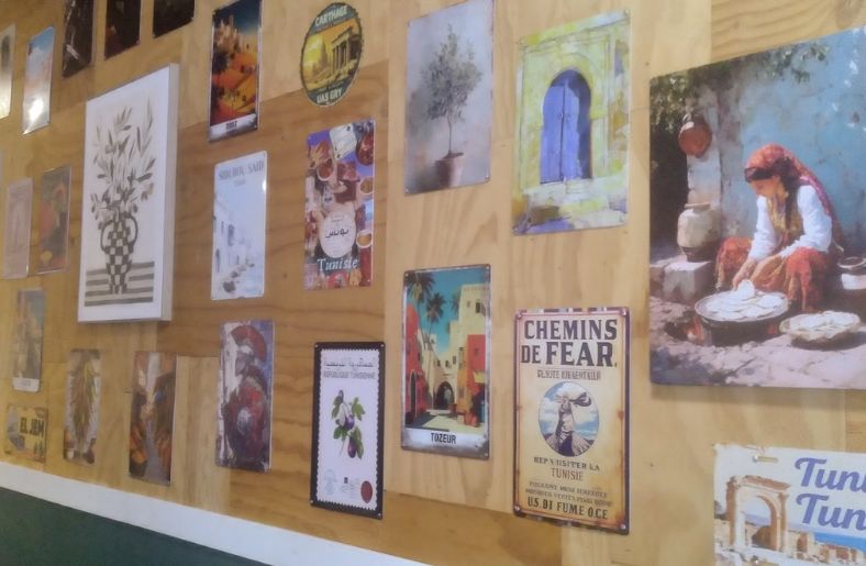 Un restaurant tunisien au centro Plaques d'images sur un mur du restaurant.