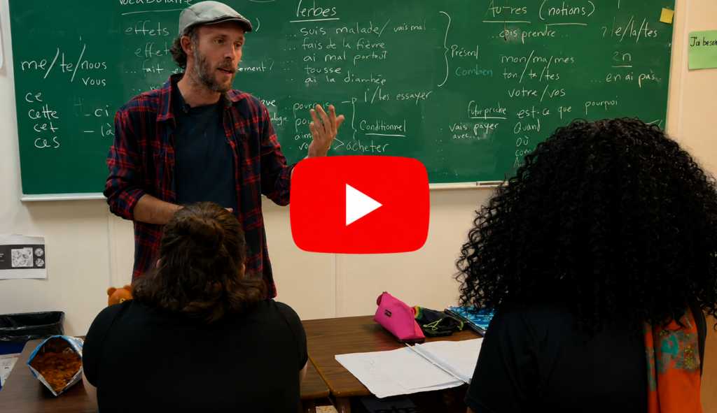 Nous sommes entrés dans une classe du niveau 3 du programme de francisation du Centre Saint-Michel à Sherbrooke afin de mieux comprendre les défis auxquels sont confrontés les étudiants ainsi que le programme de francisation lui-même en matière d’intégration et d’apprentissage du français.